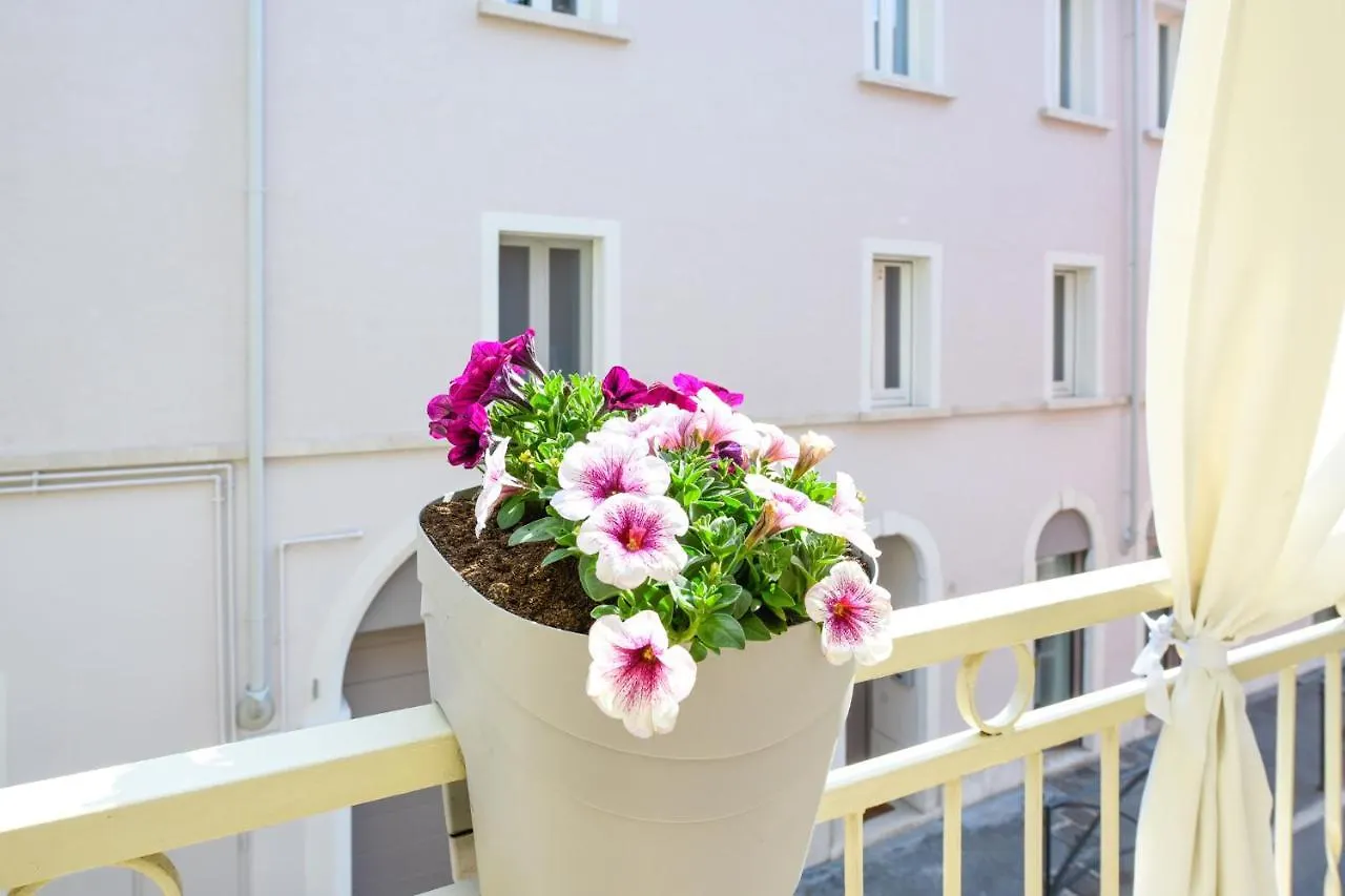 Happy Terrace - Town Centre Apartment Desenzano del Garda Italy